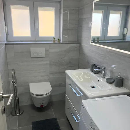 Moderne Residenz Mit Mehreren Balkonen * 比奥格勒·纳·莫鲁