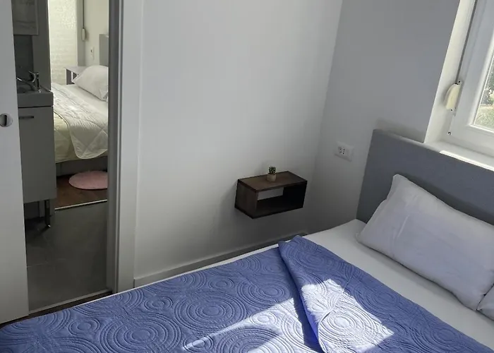 Moderne Residenz Mit Mehreren Balkonen