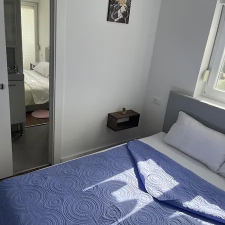 Moderne Residenz Mit Mehreren Balkonen